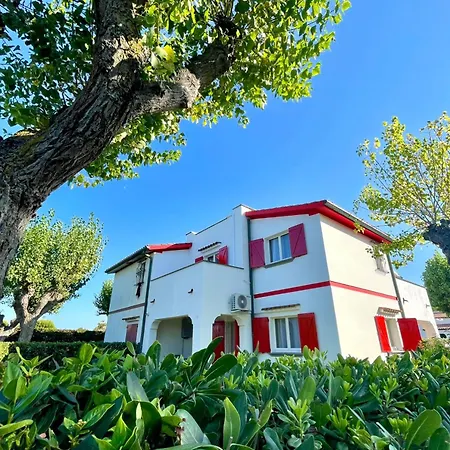 Elegant Modern With Garden In Front Of The Sea